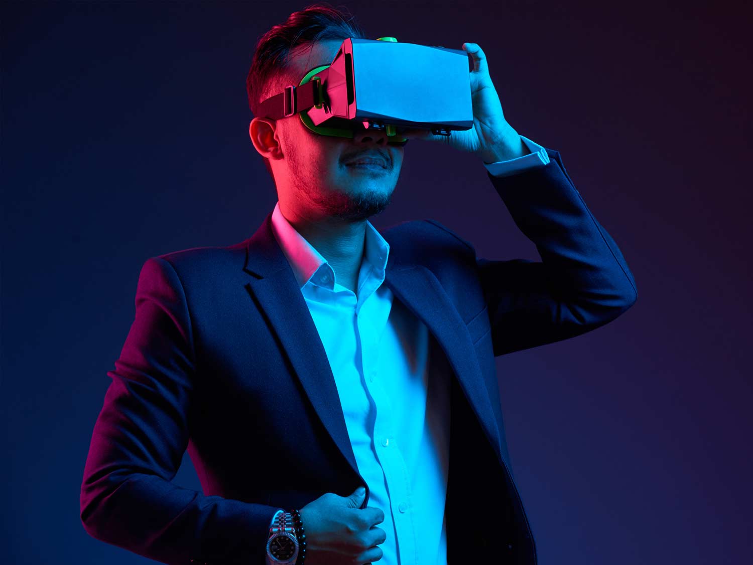 Foto von Mann mit Virtual Reality-Maske